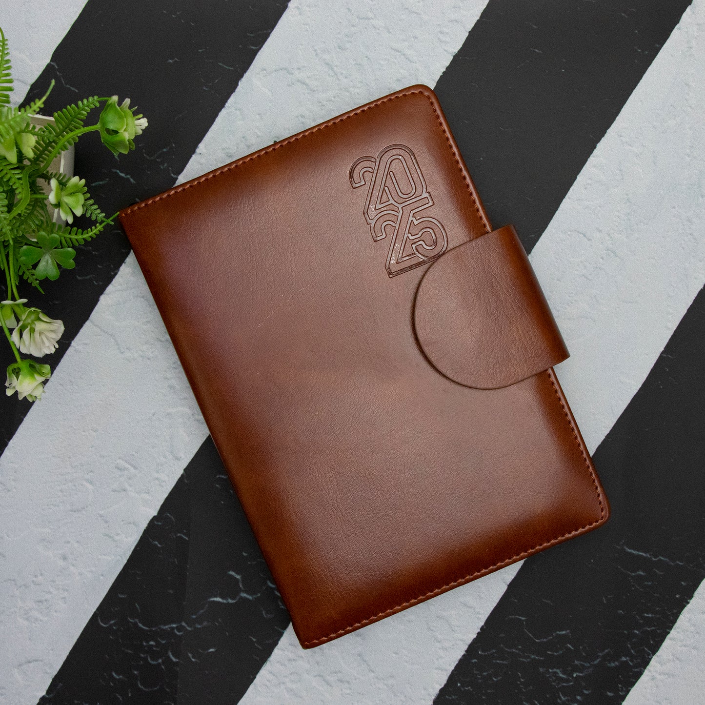 Crownlit Personalized 2025 A5 Dated Diary Planner, 365 Pages, Magnetic Lock, Hardbound Fabric Cover 21 x 15 cm