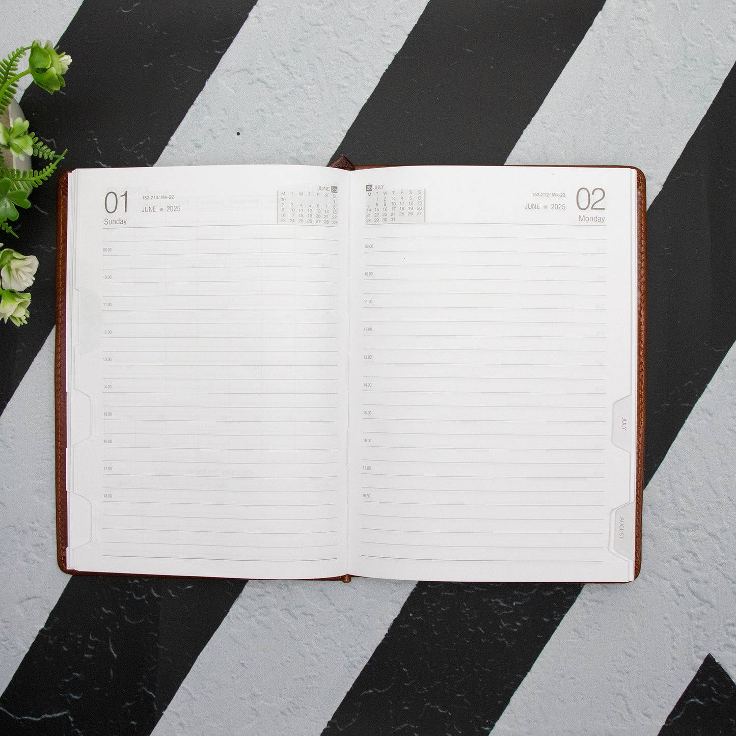Crownlit Personalized 2025 A5 Dated Diary Planner, 365 Pages, Magnetic Lock, Hardbound Fabric Cover 21 x 15 cm